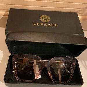 NWT Perfect Holiday Gift Versace Shades !!! Beautiful